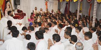 5 Pratishthas at New York (Darshan and Nirali Sanghvi, Nimish and Purvi Sheth, Dharmendra and Hina Mehta, Alpa and Hansa Sanghvi, Amish and Bhairavi Mody)