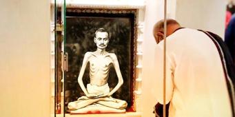 Video: Pujya Gurudevshri with Pujyashri Morari Bapu in Mumbai
