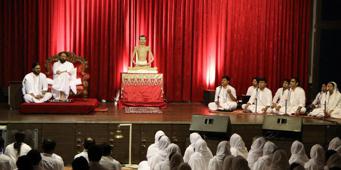 'Aho Sajeevan Murti' Bhakti with the Sarvarpits
